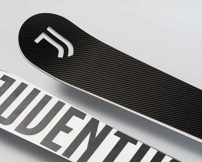 Tabla de snowboard con imagen corporativa de Juventus en blanco y negro
