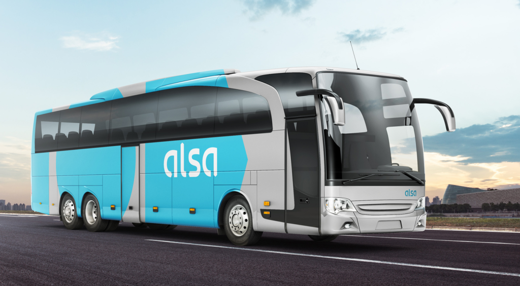 Autobús con imagen de marca exterior. Se ve el nuevo logo de alsa en blanco sobre fondo azul