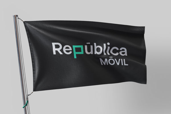 Bandera muestra identidad de marce de República Móvil